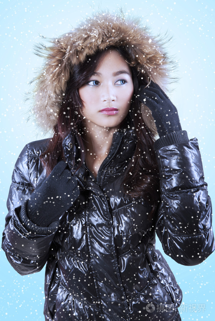 穿着雪衣的漂亮女孩