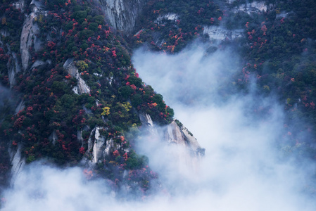 华山。中国最高的五座圣山, 被称为 西山, 以陡峭的小路令人叹为观止的悬崖狭窄的通道和壮观的风景而闻名