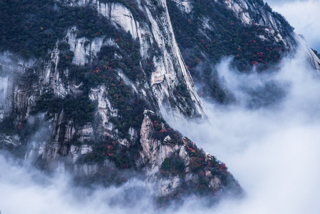 华山。中国最高的五座圣山, 被称为 西山, 以陡峭的小路令人叹为观止的悬崖狭窄的通道和壮观的风景而闻名