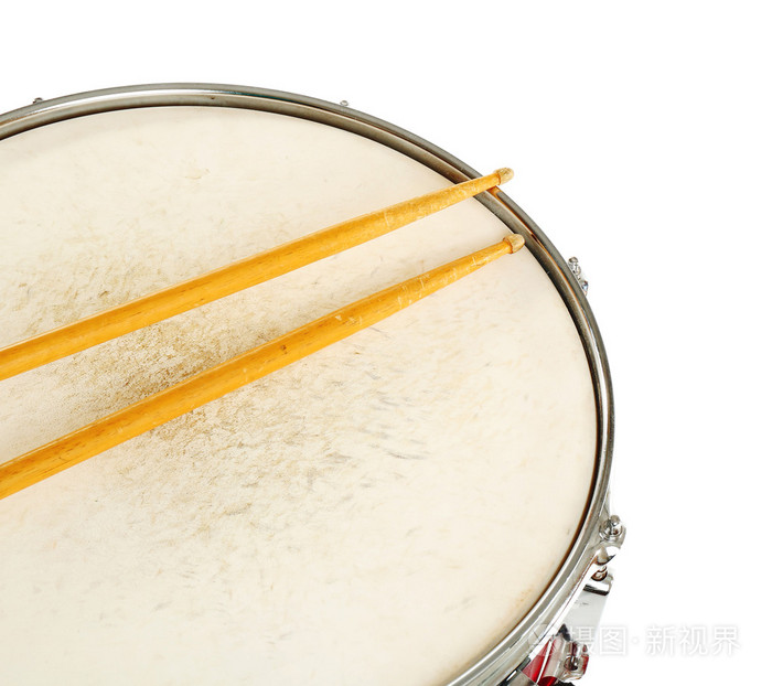 红鼓与鼓槌孤立在白色的背景下,关闭