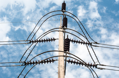 蓝天上的高压输电线路图片