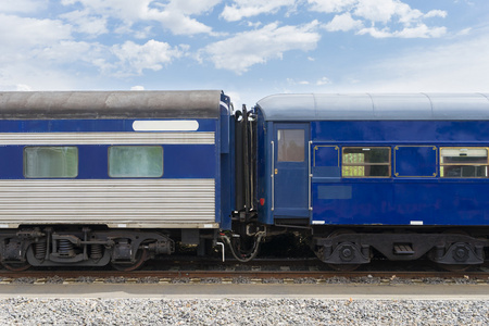 车厢的旅客列车在蓝色的特写镜头