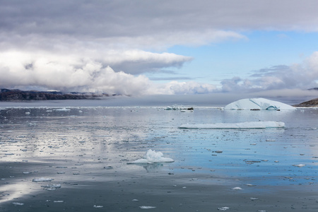 南极的自然和景观。在冰间的科学船上旅行。 研究全球变暖现象。 冰和冰山的不寻常的形式和颜色。