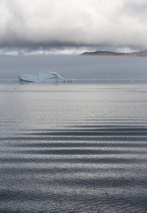 南极的自然和景观。在冰间的科学船上旅行。 研究全球变暖现象。 冰和冰山的不寻常的形式和颜色。