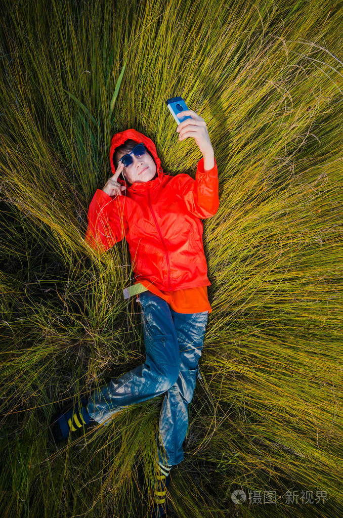 女孩躺在草地上