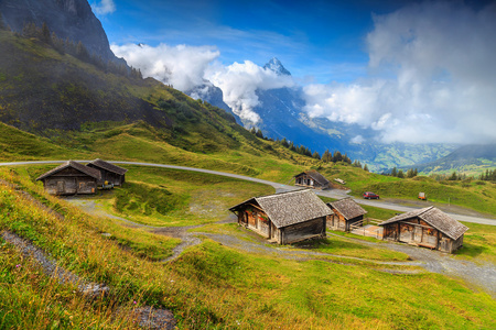 典型的瑞士高山农舍和伯尔尼高地，瑞士 Eiger 山