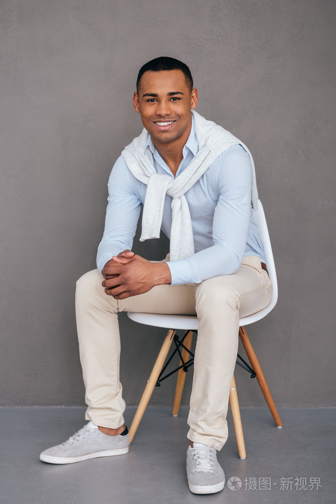 坐在椅子上的非洲男人