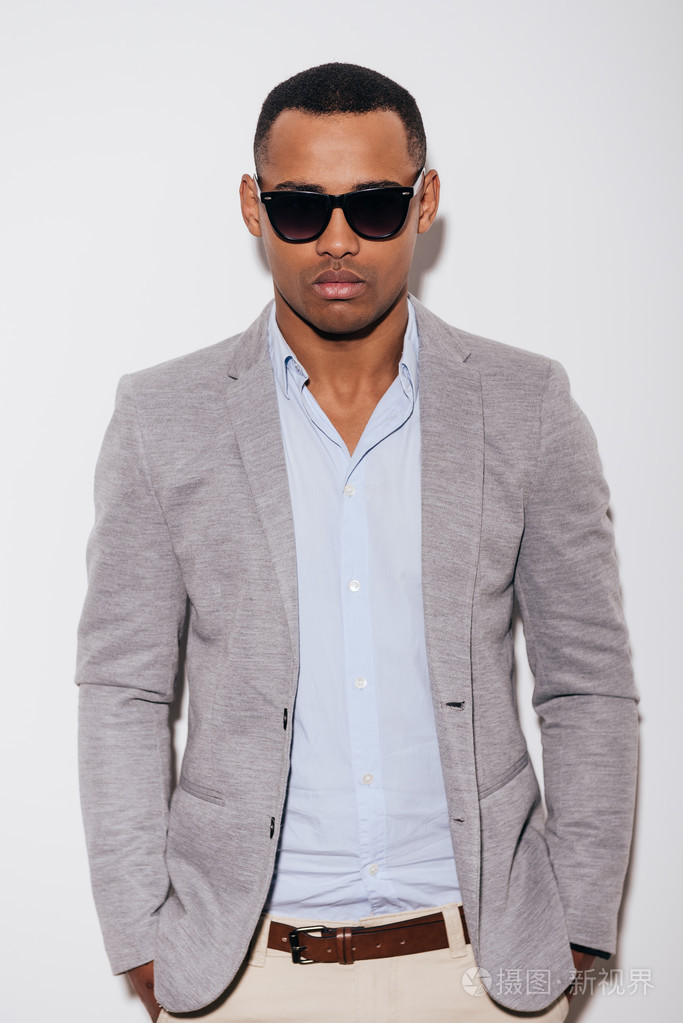 戴墨镜的非洲男人手拿口袋