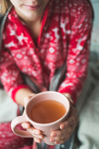 一杯茶的年轻女人