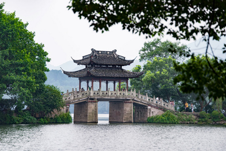 杭州西湖中央石塔月景图片