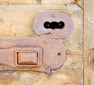 欧洲老在意大利古董密切棕色门和锈锁 c