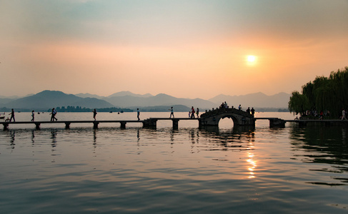 杭州城市剪影美丽的杭州,在西湖中国夕阳 古代馆剪影照片