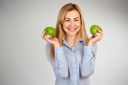 健康的女孩，在不同的情绪，与绿色的苹果