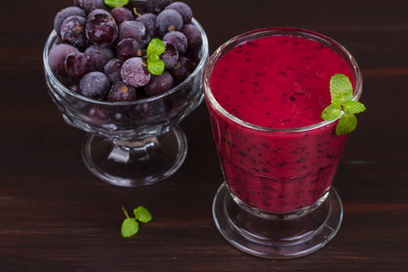 森林冷冻的水果图片