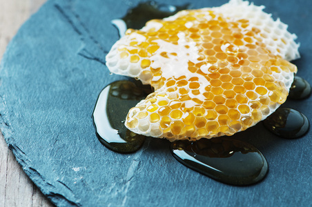 蜂蜜和 honeycell 在桌子上