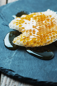 蜂蜜和 honeycell 在桌子上