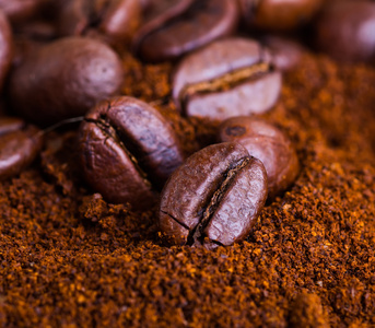 两种咖啡豆烘焙过的咖啡堆的特写镜头。咖啡豆