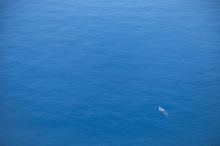 在开放的海洋上航行的大船图片