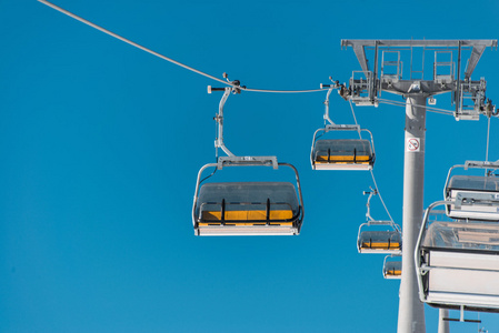 滑雪升降机 durings 明亮冬季的一天