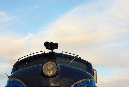 客运窗口火车车皮上多云的天空清晨