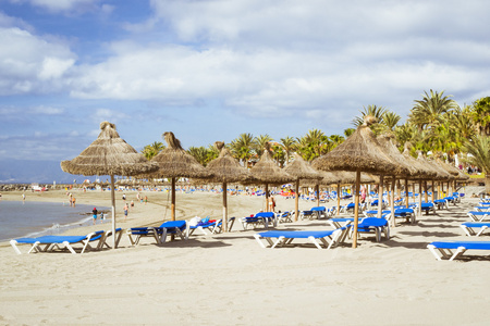 稻草伞和躺椅上海滩 de Las 美洲，柔软