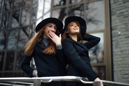 两个女人走图片