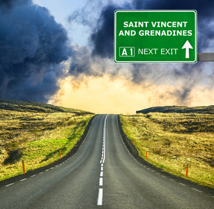 圣 Vincent 和格林纳丁斯道路标志反对清澈的天空