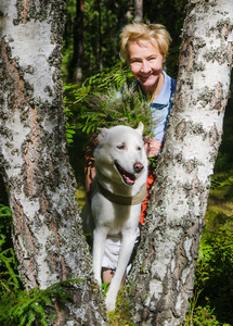 狗在树林里散步的女人的画像