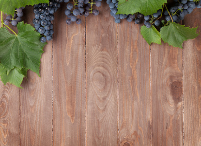 木制的桌子上的红葡萄品种