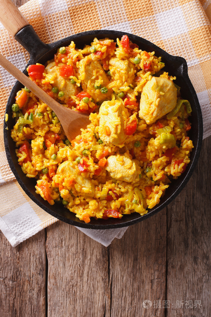 西班牙裔美食盘中的arrozconpollo垂直顶部视图