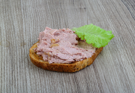 带沙拉的 pate 三明治