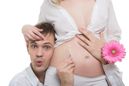 年轻夫妇发现怀孕测试的结果