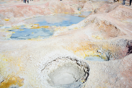 热气腾腾的热水池塘，安第斯山脉，玻利维亚