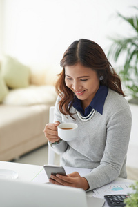 亚洲女人检查她的手机