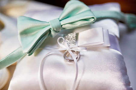 时尚的婚礼细节,弓和领带,设计师环照片