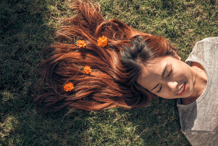 花在头发的年轻女人