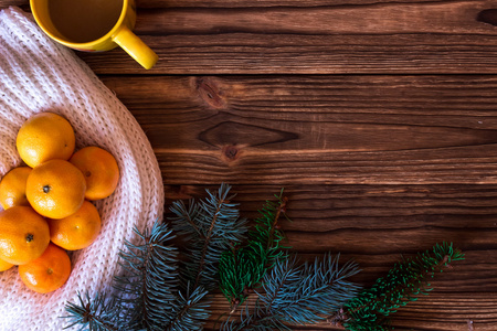 圣诞节与新年柑旁边的多彩针织毛衫 锥 木制背景上的圣诞树枝