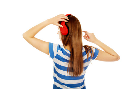 十几岁女人戴着红色的耳机
