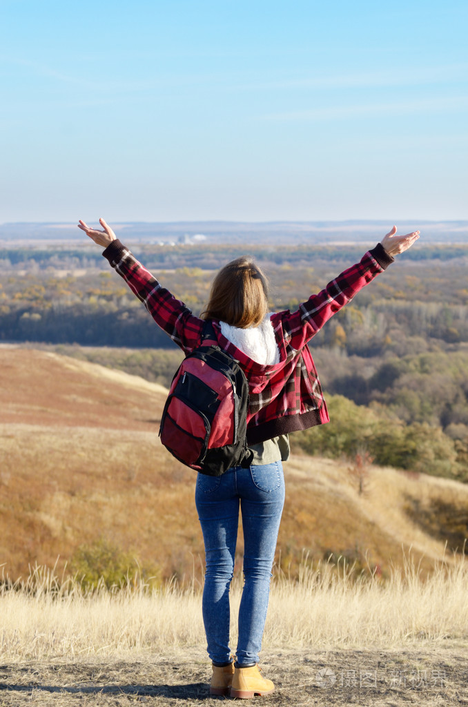 女人伸出她的手臂