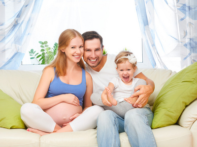 幸福的家庭。怀孕的母亲 父亲和孩子女儿在红磡