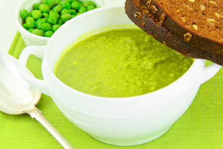 健康和减肥食品 青豆与薄荷奶油汤