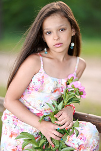 漂亮的小女孩用鲜花的肖像