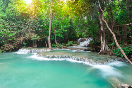 在秋天场景在清迈湄卡闵 waterfal 深森林瀑布