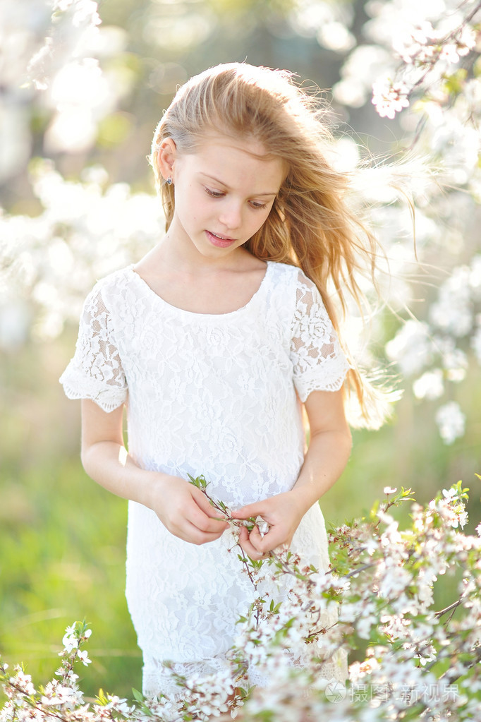 一个美丽的小女孩,在春天的肖像照片-正版商用图片1kr64i-摄图新视界