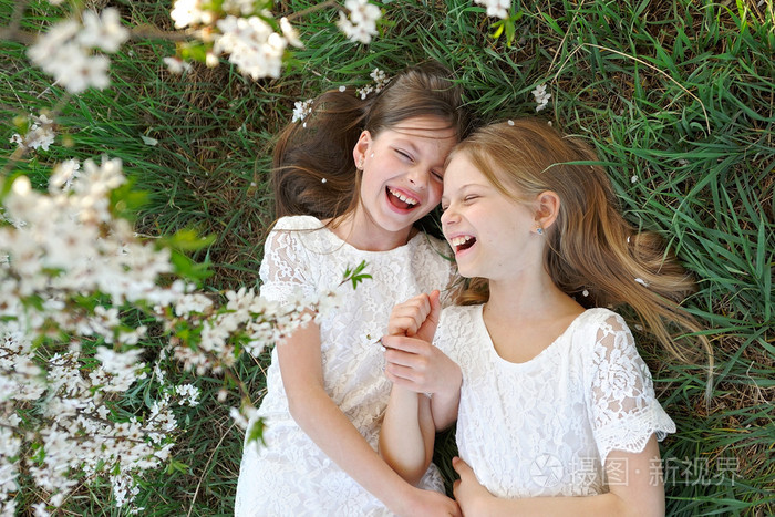 两个小女孩女朋友春天的肖像