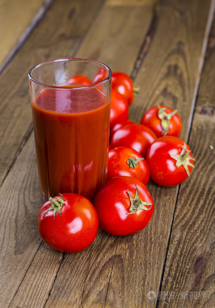 木制的桌子上的玻璃罐中的番茄汁照片-正版商用图片1kr6ar-摄图新视界