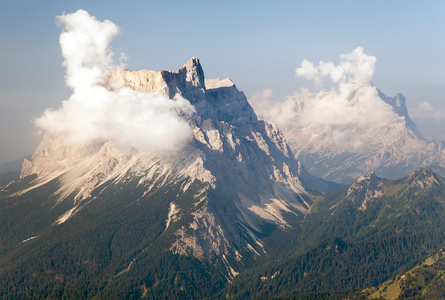 Pelmo山和Civetta山的景观