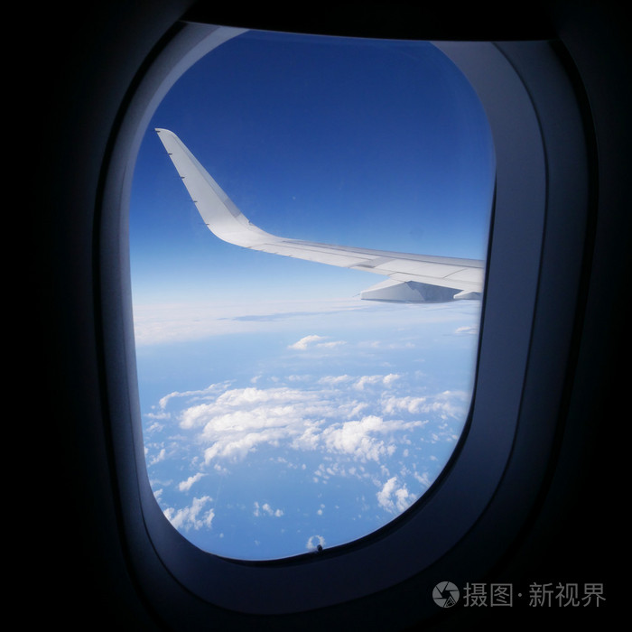 从飞机窗口眺望蓝天. (1)