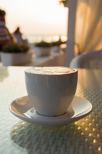 在海滩上，一杯咖啡放松