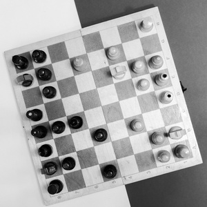 黑与白棋盘与黑白色背景上的数字